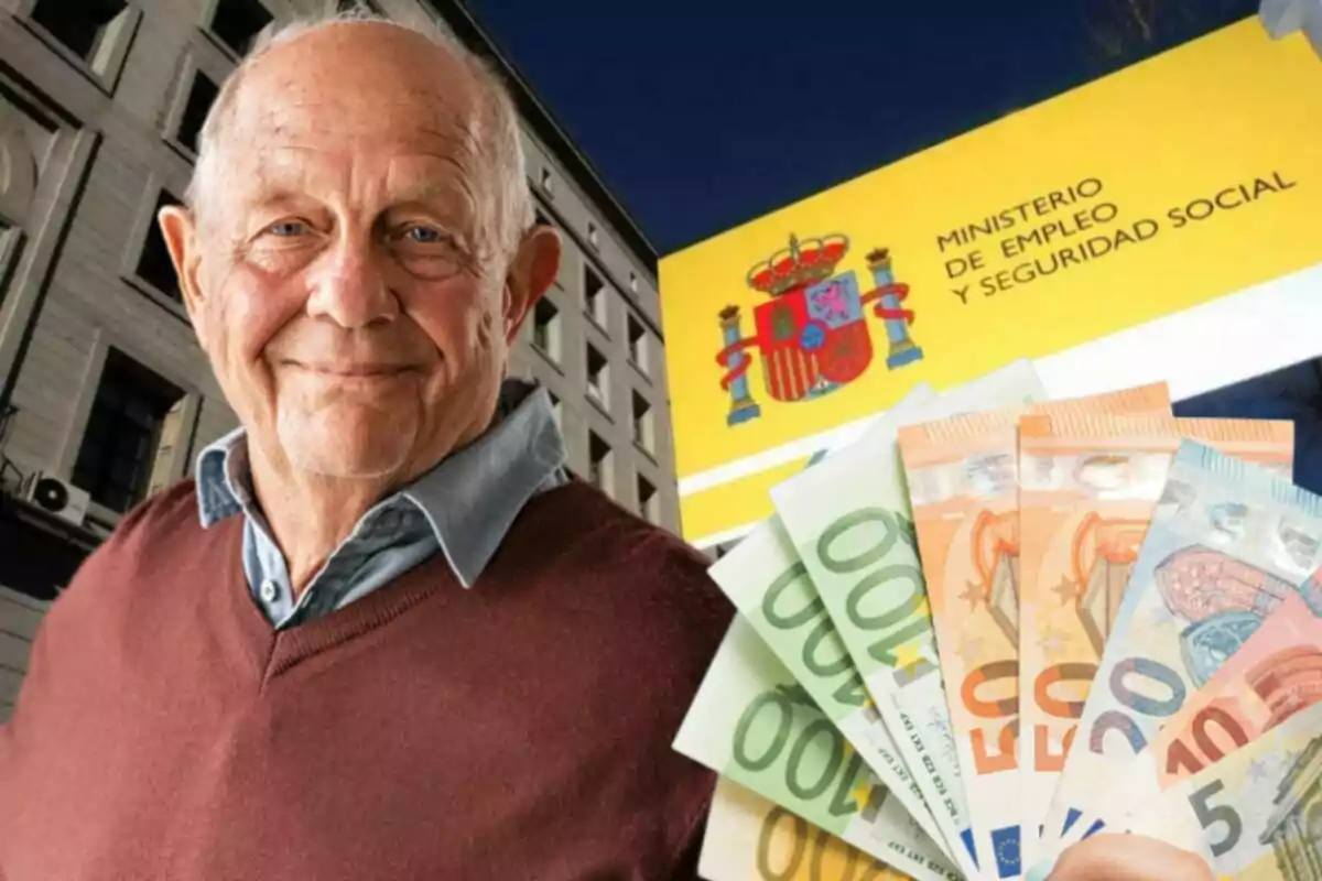 Un hombre mayor sonriente con un fondo de edificio y un cartel del Ministerio de Empleo y Seguridad Social, sosteniendo billetes de euro.