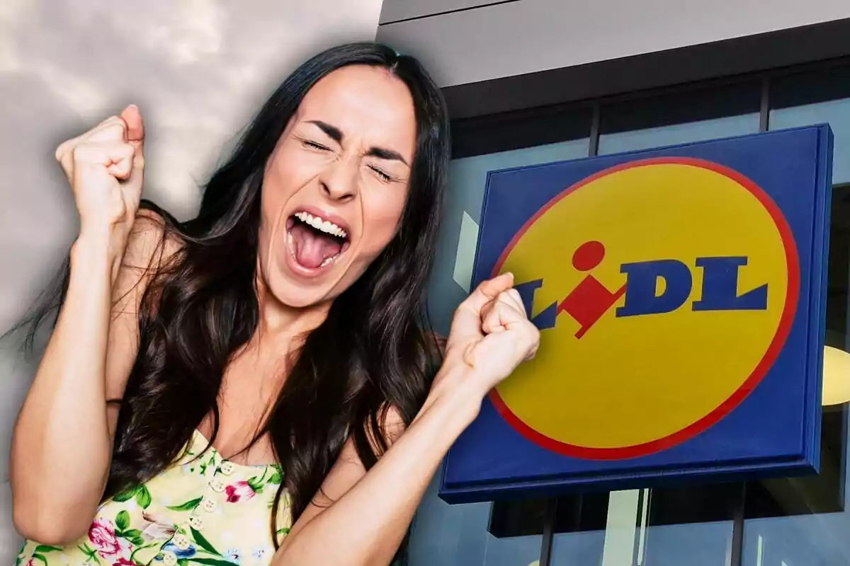 Mujer emocionada con el puño levantado frente a un cartel de supermercado.