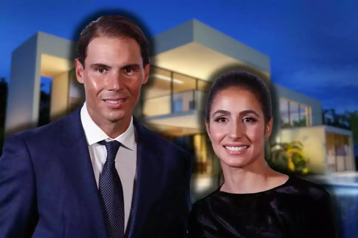 Rafa Nadal y Xisca Perelló sonriente vestida elegantemente frente a una moderna casa iluminada por la noche.