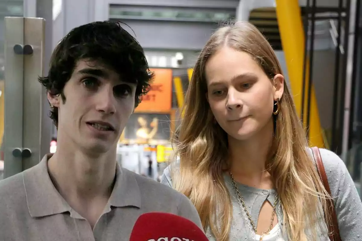 Montaje de Pablo Urdangarin hablando con un polo marrón y Irene Urdangarin con la mirada hacia abajo, los labios apretados y una chaqueta gris