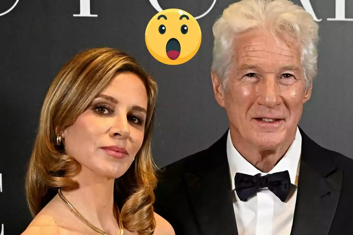 Alejandra Silva y Richard Gere posan juntos en un evento formal con un emoji sorprendido sobre ellos.