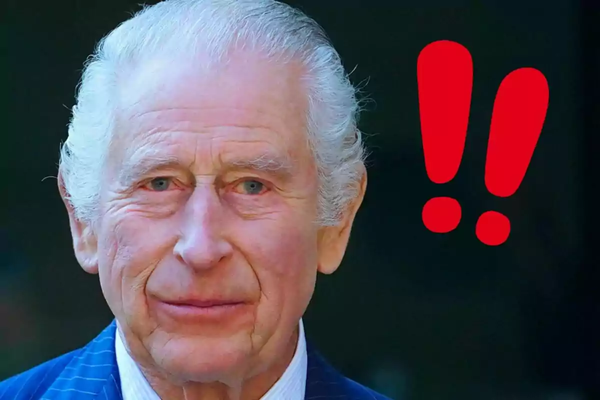 Carlos III with a serious expression next to two red exclamation marks. Carlos III with a serious expression next to two red exclamation marks.
