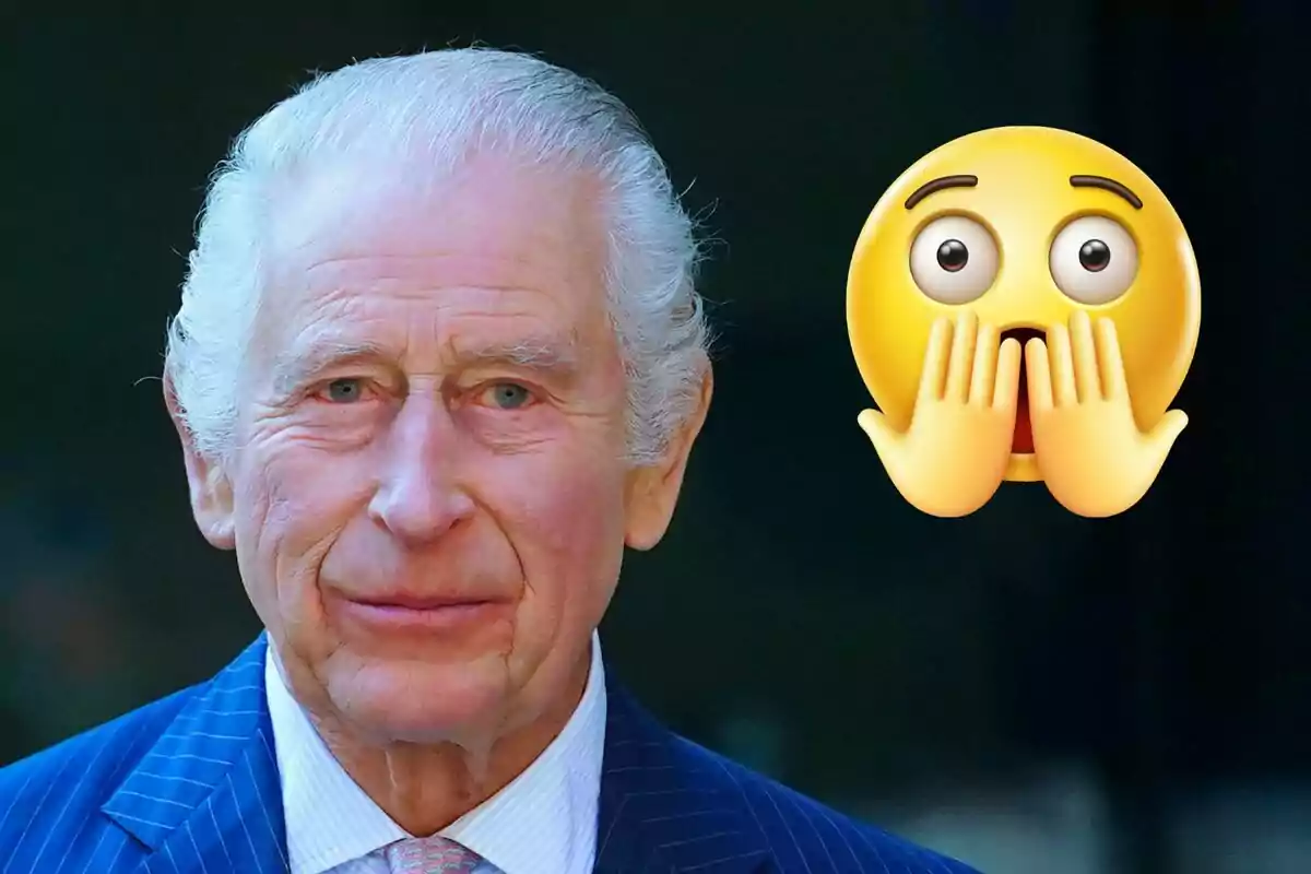 Carlos III y un emoji sorprendido al lado.