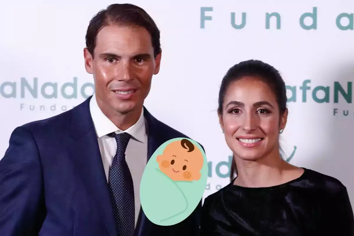 Montaje con Rafa Nadal y Xisca Perelló, posando sonrientes, y un emoji de bebé superpuesto. Montaje con Rafa Nadal y Xisca Perelló, posando sonrientes, y un emoji de bebé superpuesto.