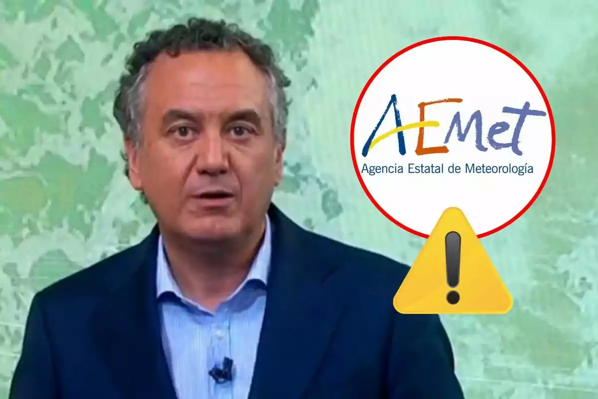 Hombre de pie frente a un fondo verde con el logotipo de la Agencia Estatal de Meteorología y un símbolo de advertencia.