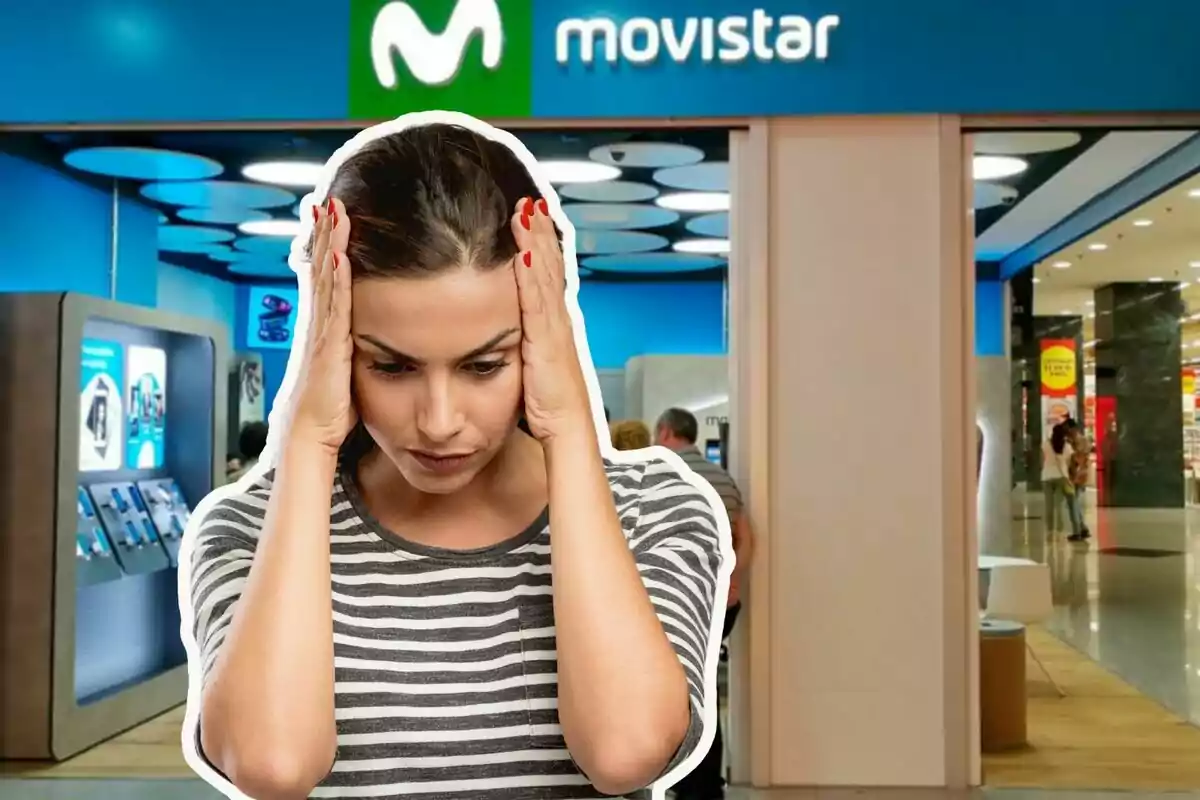 Una mujer con expresión de preocupación frente a una tienda de Movistar.