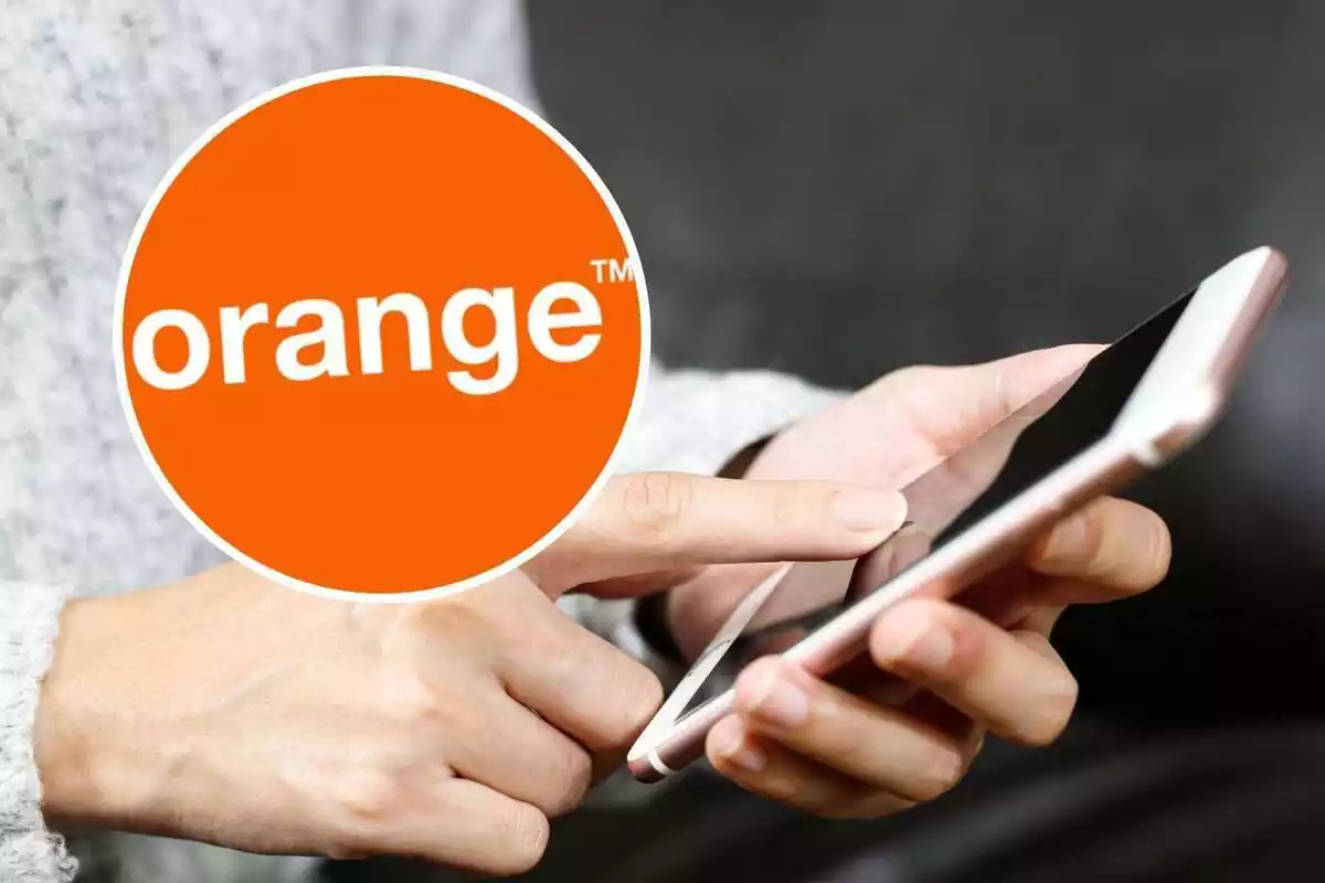Montaje con el logo de Orange y una persona con un móvil en la mano de fondo Montaje con el logo de Orange y una persona con un móvil en la mano de fondo