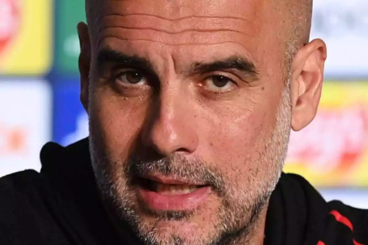 Imagen primer plano de Pep Guardiola durante una rueda de prensa Imagen primer plano de Pep Guardiola durante una rueda de prensa