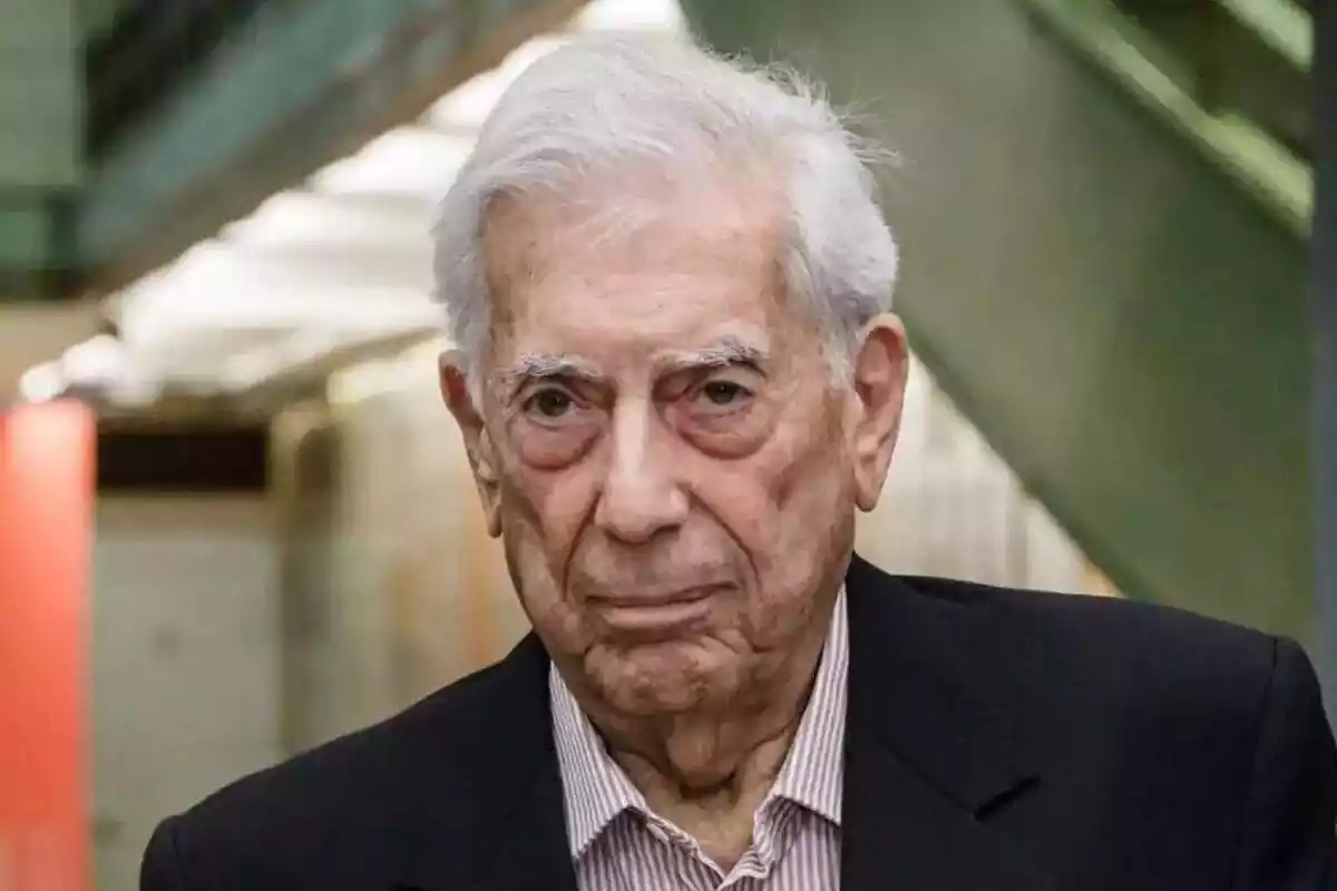 Plano de Mario Vargas Llosa con el rostro serio y mirando a cámara