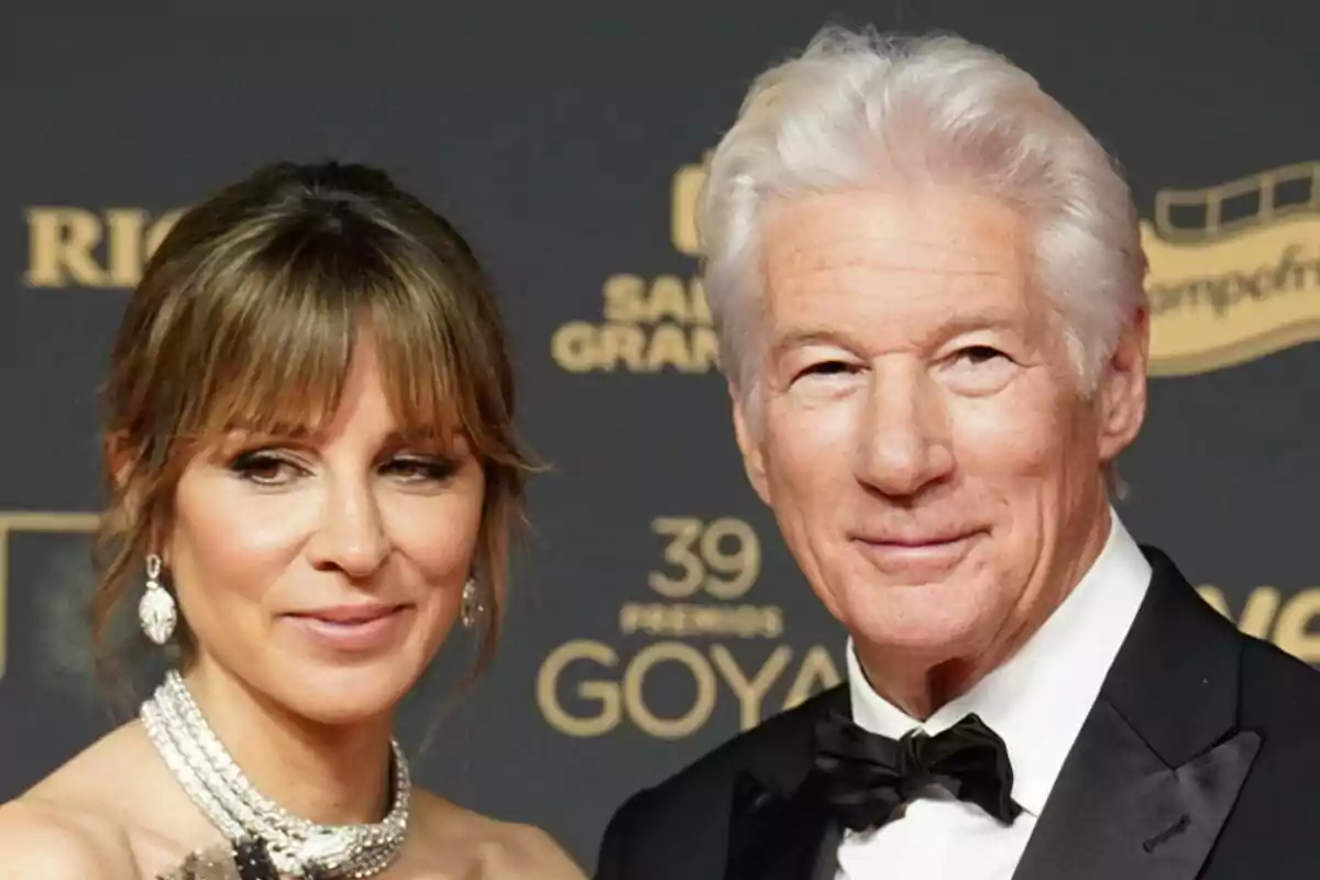 Alejandra Silva y Richard Gere elegantemente vestida posa en un evento de alfombra roja. Alejandra Silva y Richard Gere elegantemente vestida posa en un evento de alfombra roja.