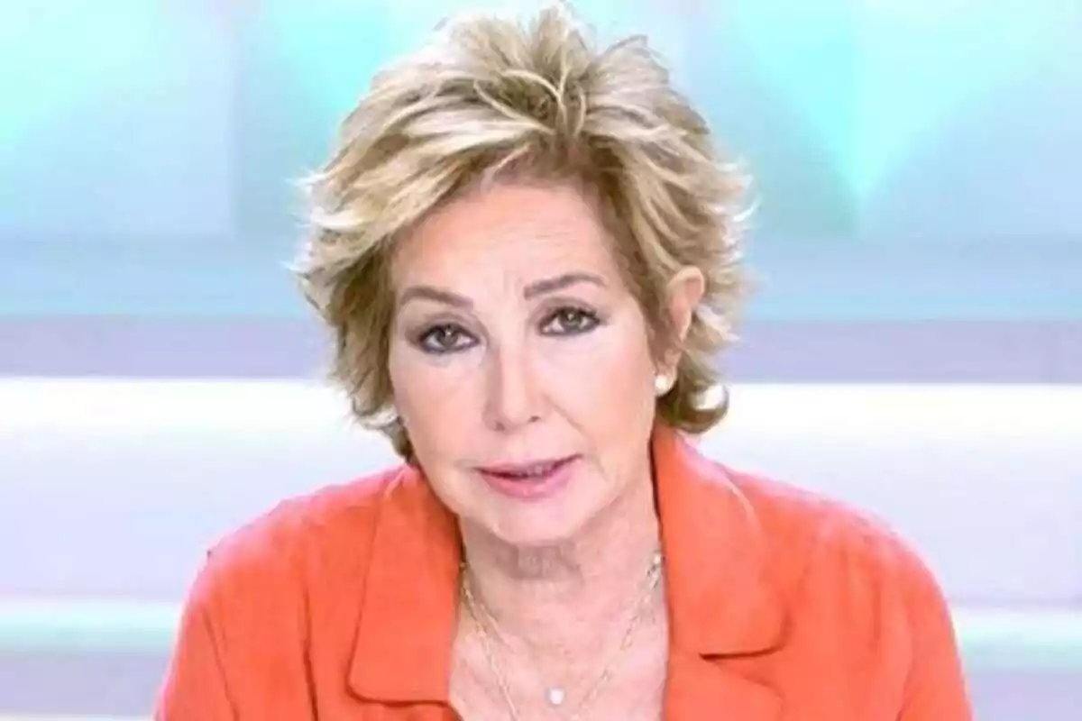 Primer plano de Ana Rosa Quintana con rostro neutro en 'El programa de Ana Rosa' de Telecinco