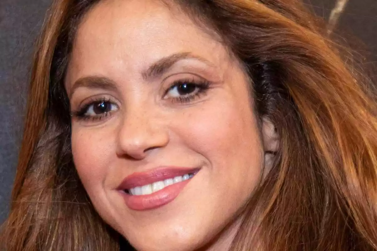 Primer plano de Shakira con rostro sonriente