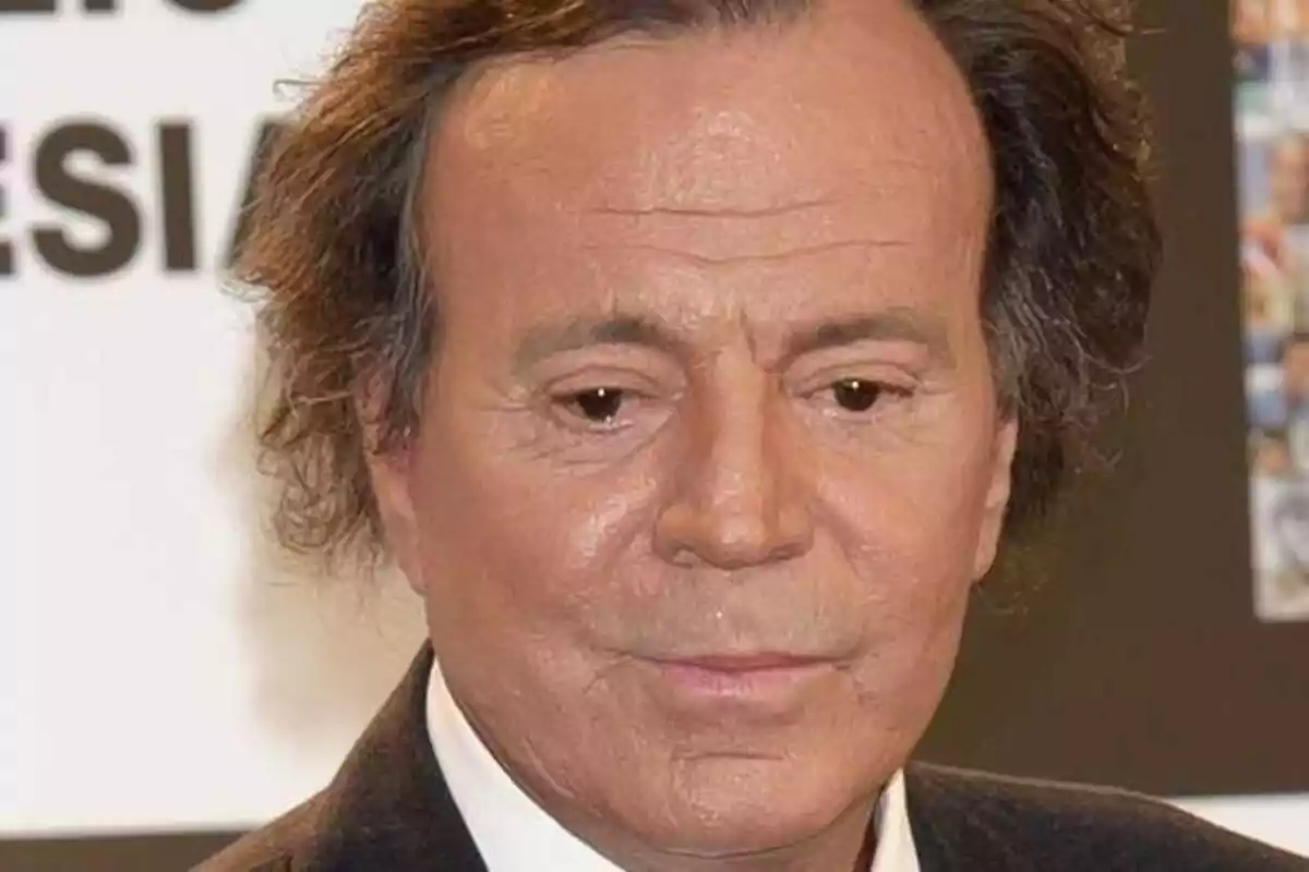 Primer plano de Julio Iglesias serio en un evento