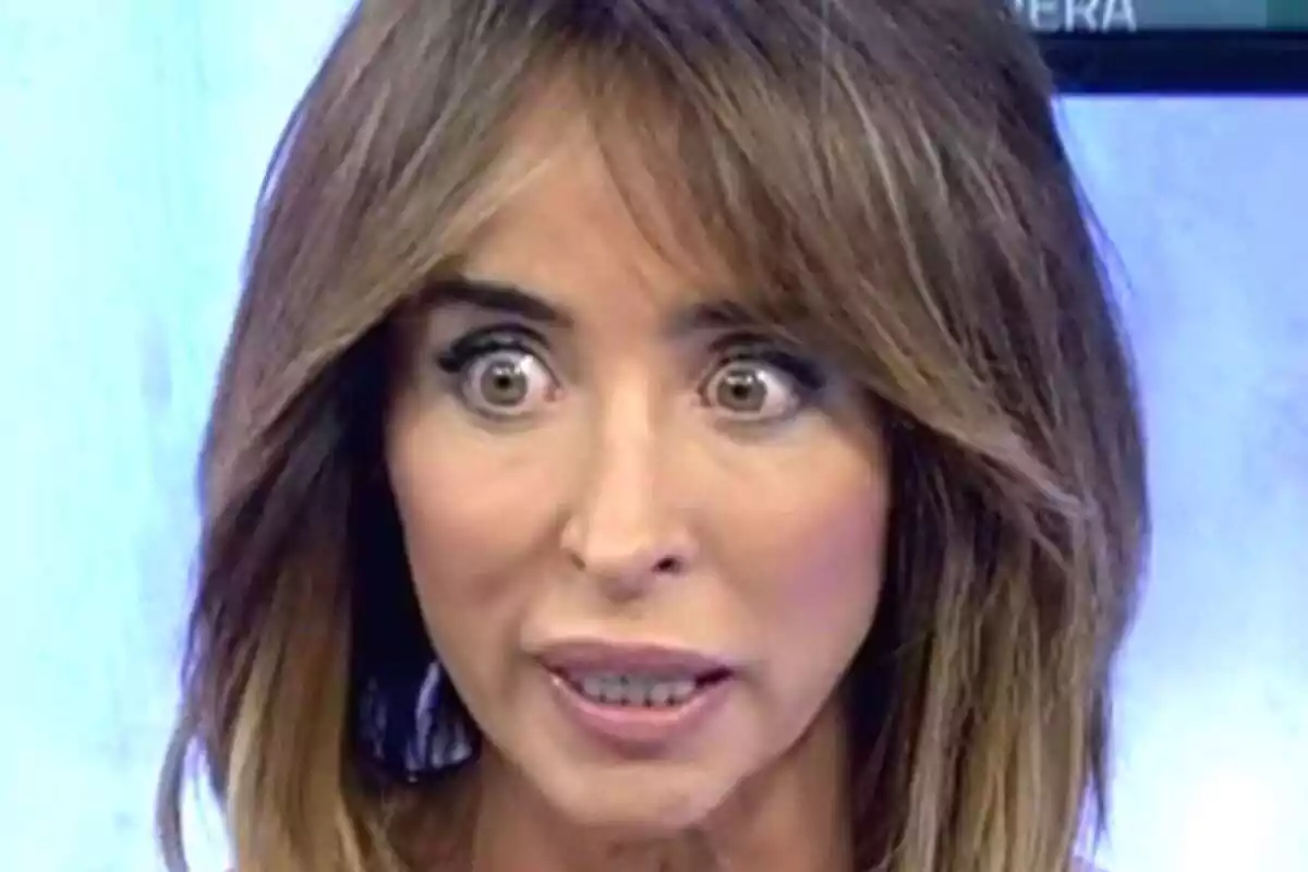 Primer plano de María Patiño con cara de sorprendida en un plató de televisión