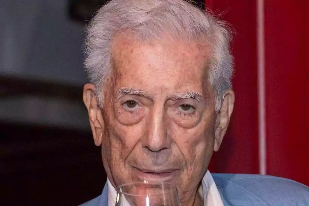 Primer plano de Mario Vargas Llosa mirando a cámara