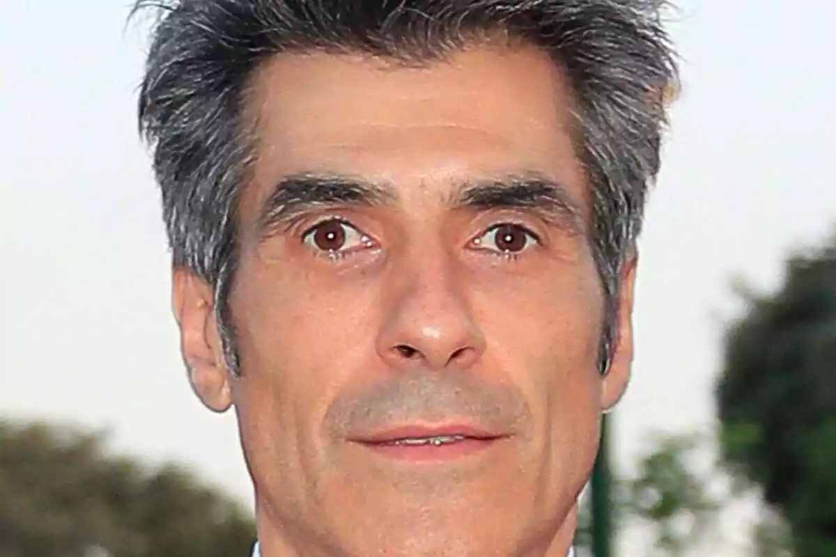 Primer plano del presentador Jorge Fernández mirando a cámara con el rostro serio