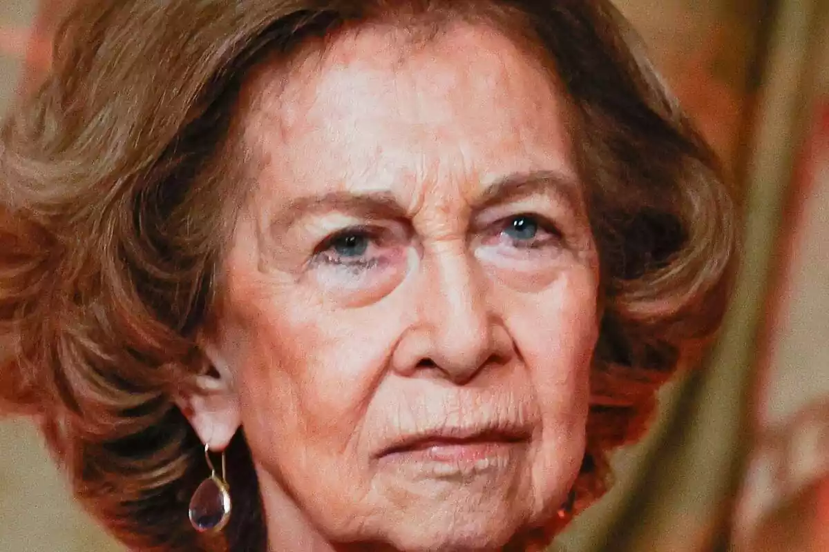 Primer plano de la reina Sofía con rostro serio durante la inauguración de la FEBA en Madrid en septiembre de 2023