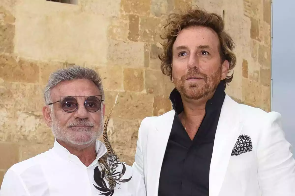 Raúl Prieto y Joaquín Torres posando sonrientes en su 'preboda'