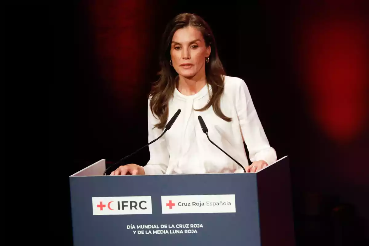 La reina Letizia hablando en un podio durante un evento de la Cruz Roja Española. La reina Letizia hablando en un podio durante un evento de la Cruz Roja Española.