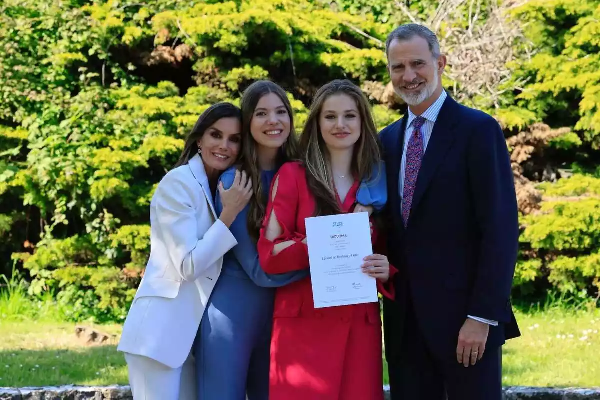 El rey Felipe, Letizia Ortiz y sus hijas, Leonor y Sofía de Borbón, posando sonrientes en la graduación de Leonor