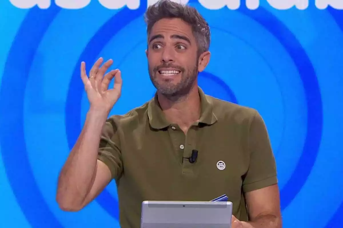 Roberto Leal presentando 'Pasapalabra' en Antena 3, con rostro neutro