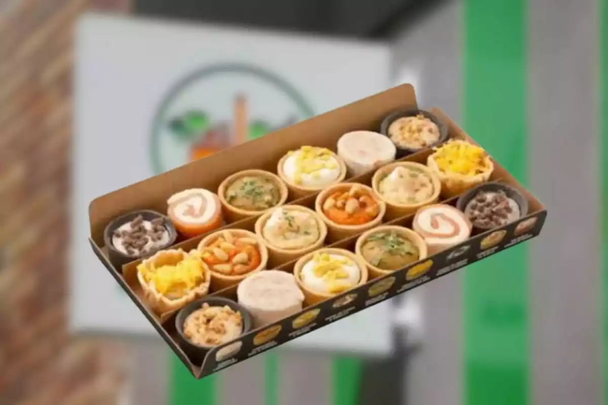Una caja de conos comestibles rellenos de diferentes ingredientes coloridos. Una caja de conos comestibles rellenos de diferentes ingredientes coloridos.