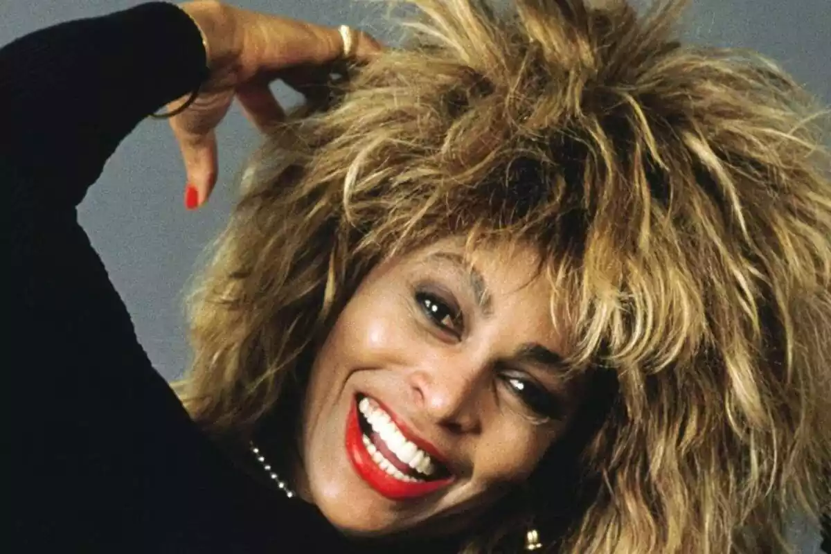 Primer plano de Tina Turner con rostro sonriente