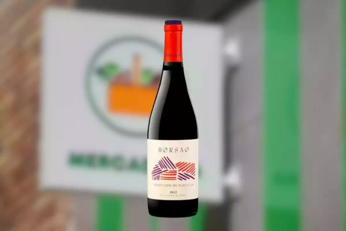 Botella de vino Borsao Colección de Parcelas 2022 frente a un fondo borroso de un supermercado. Botella de vino Borsao Colección de Parcelas 2022 frente a un fondo borroso de un supermercado.
