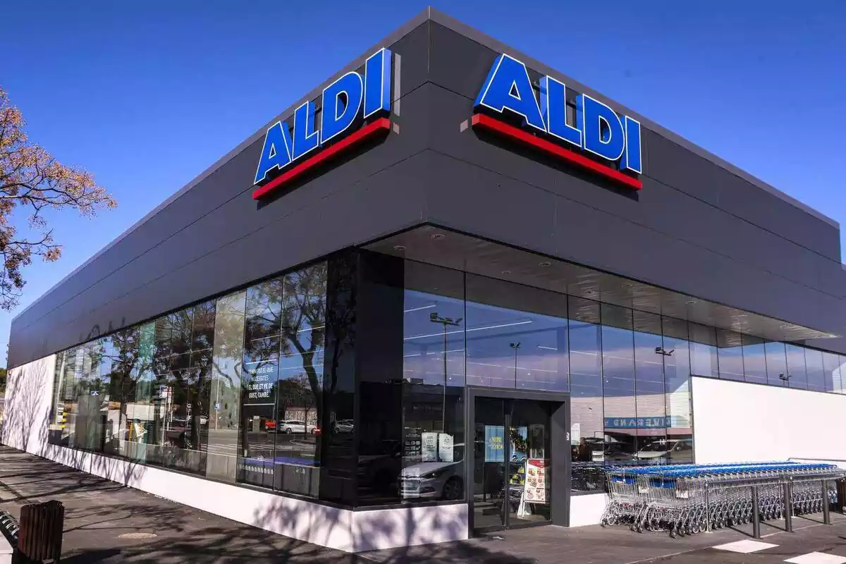 Exterior de un supermercado de la cadena Aldi Exterior de un supermercado de la cadena Aldi