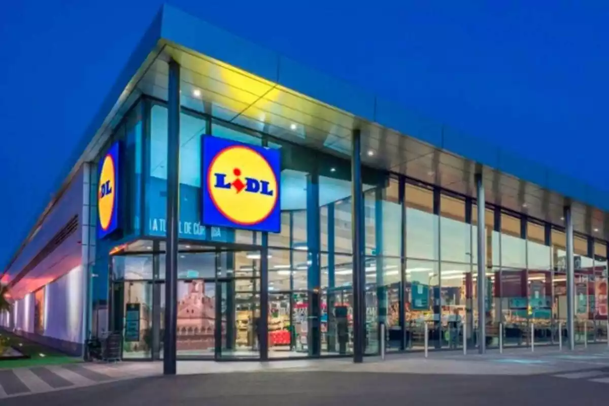 Primer plano exterior de una tienda de Lidl por la noche